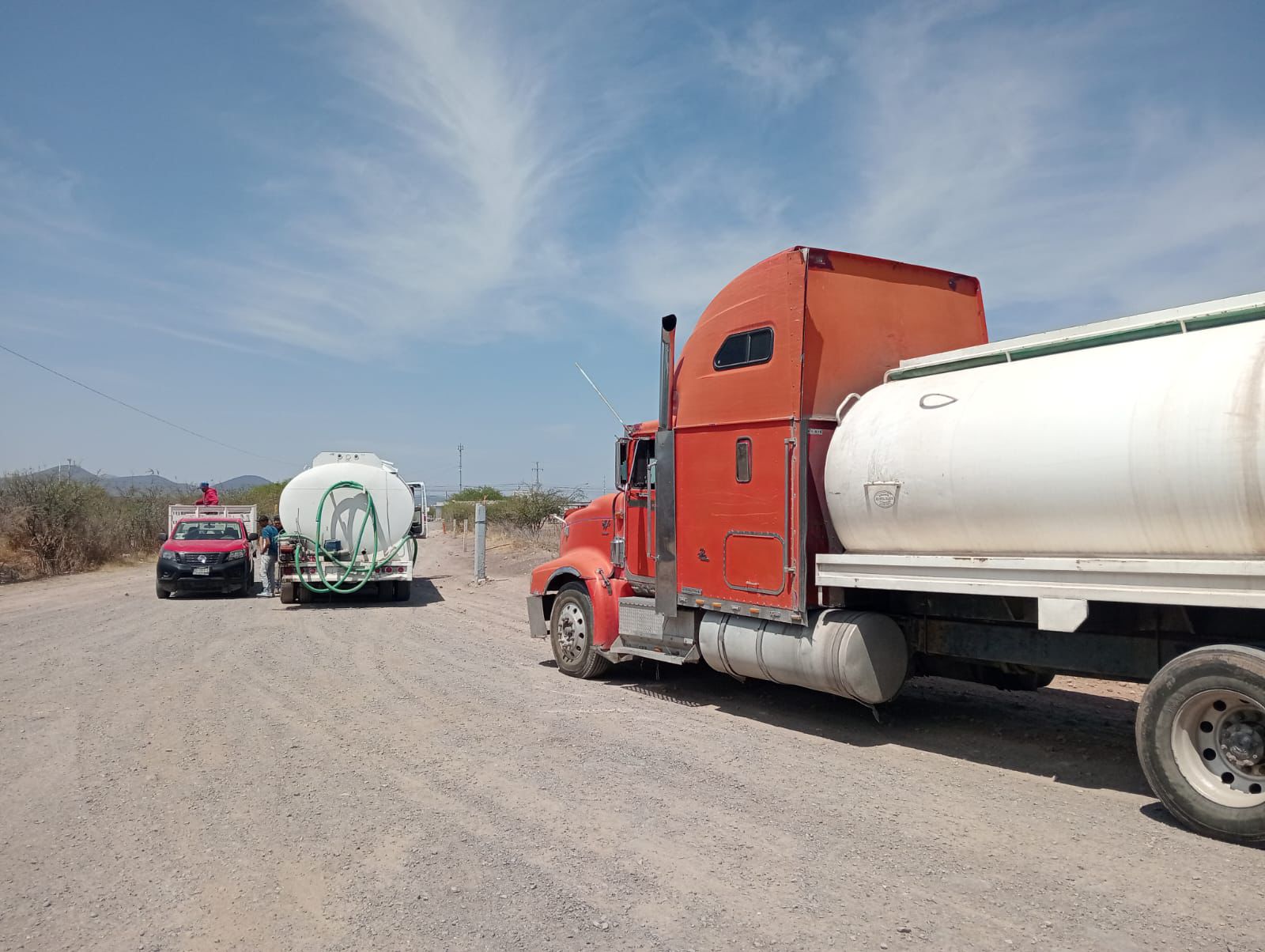 Gobierno de Pedro Escobedo abastece agua con pipas en La Lira tras ...